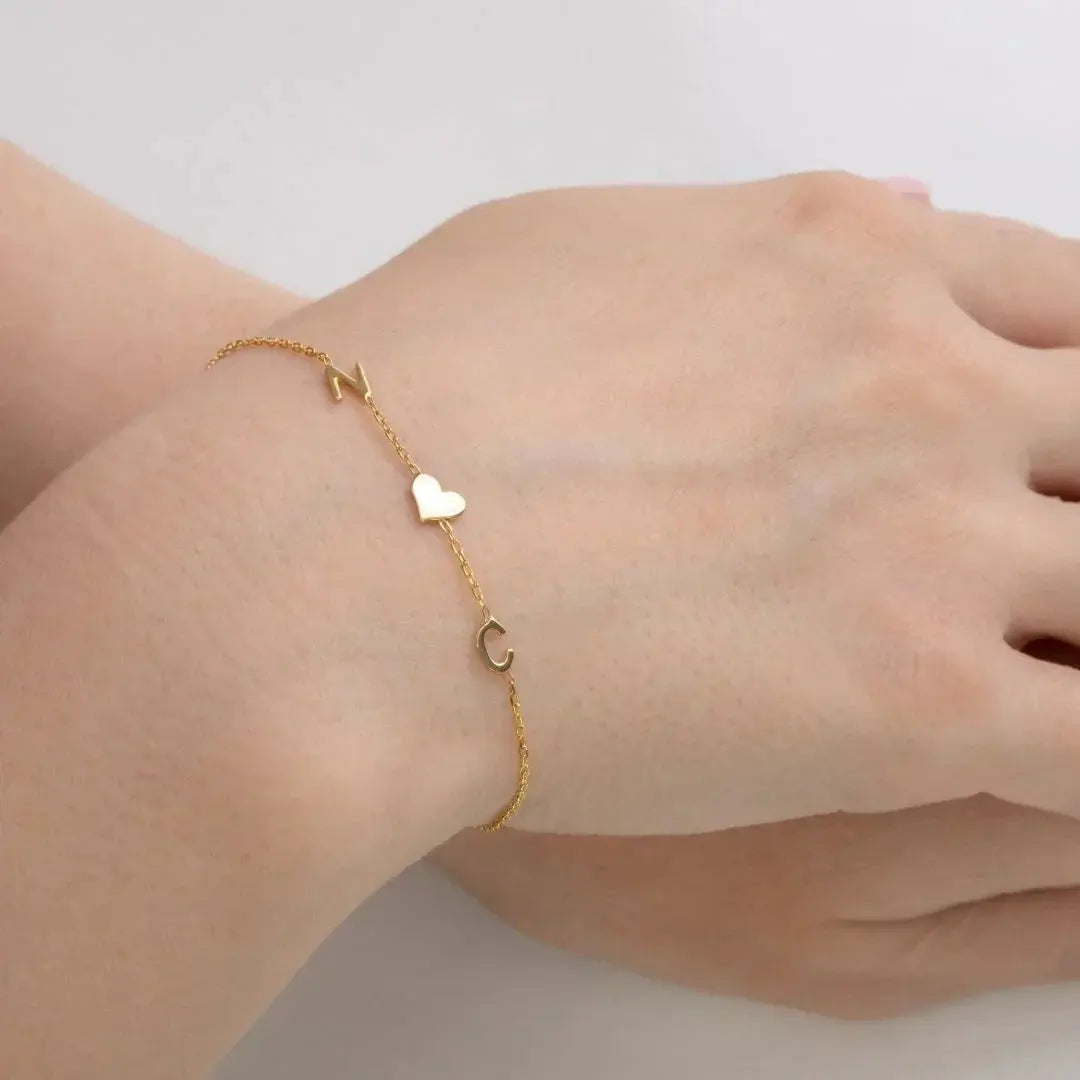 Sideways initial bracelet in gold with engraved letter