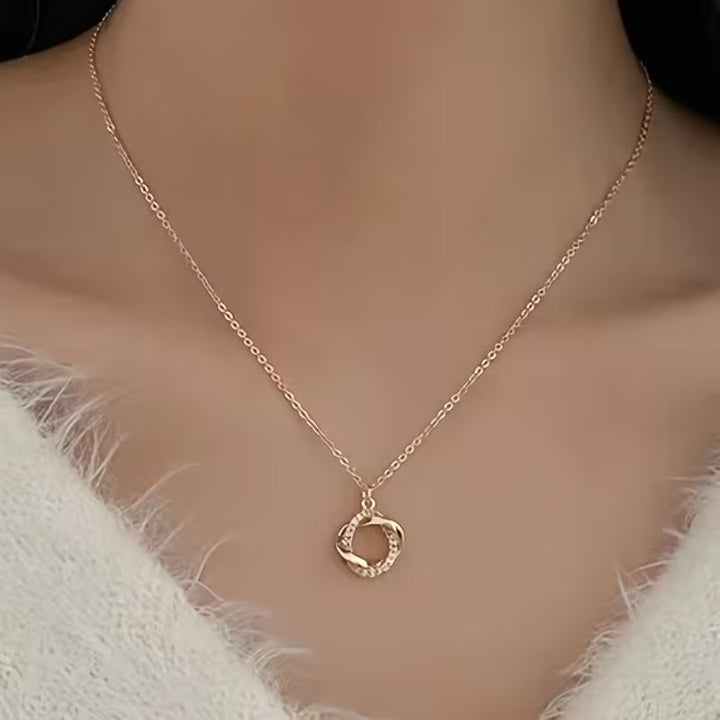 Elegant Gold Pendant Necklace