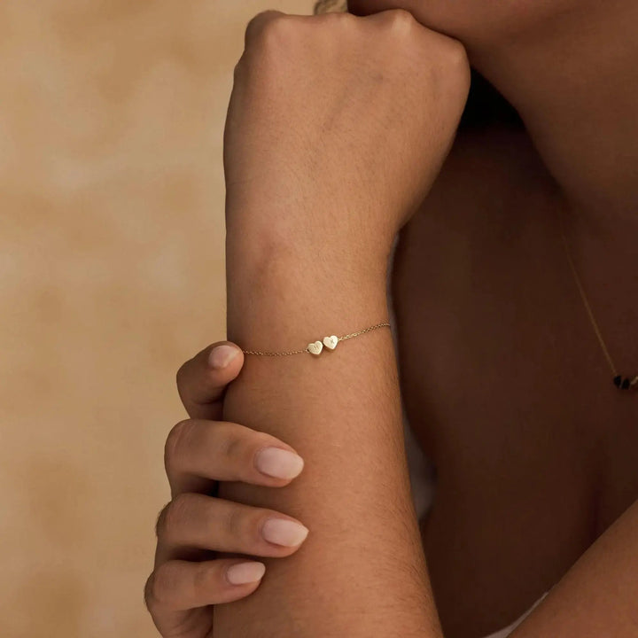 Heart initial bracelet in gold with engraved letter