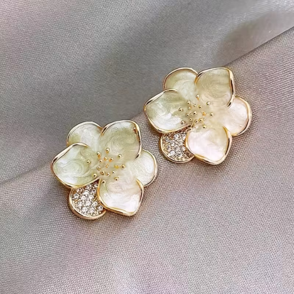 Elegant Modern Flower-Shaped Drop Earrings