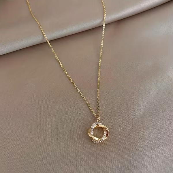 Elegant Gold Pendant Necklace