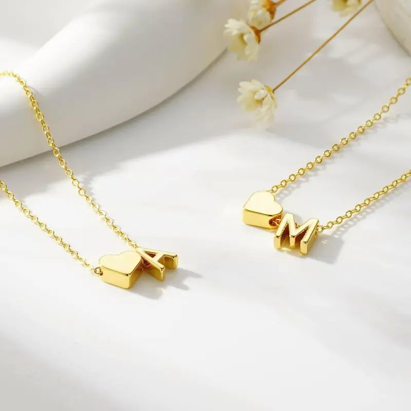 Heart pendant bracelet in gold close-up