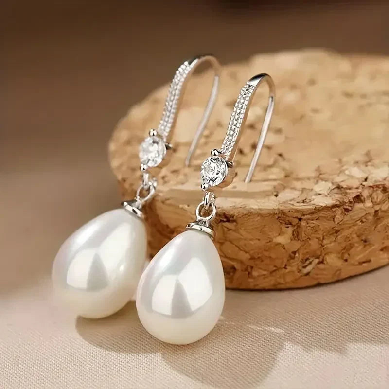 Aurora | Dangling Earrings with Bright Pearls